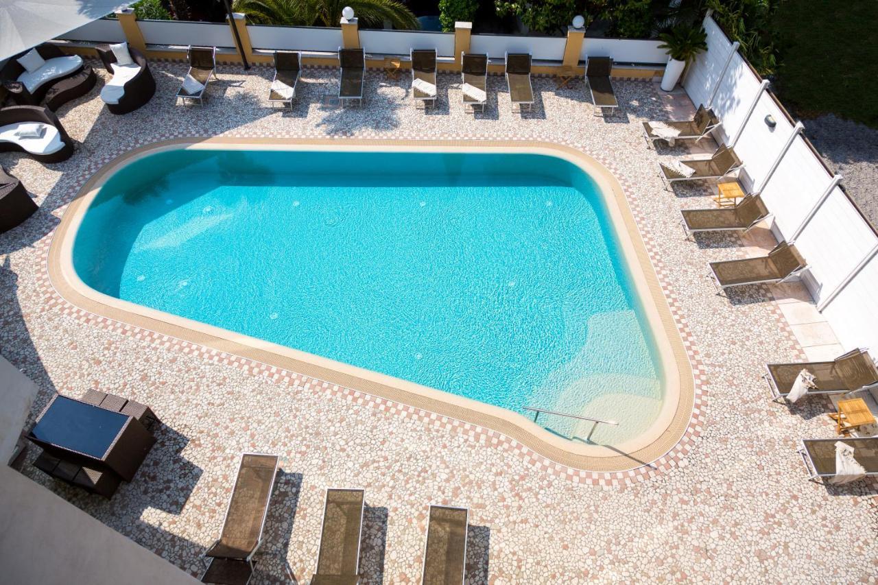 Готель New Garden Torbole Sul Garda Екстер'єр фото