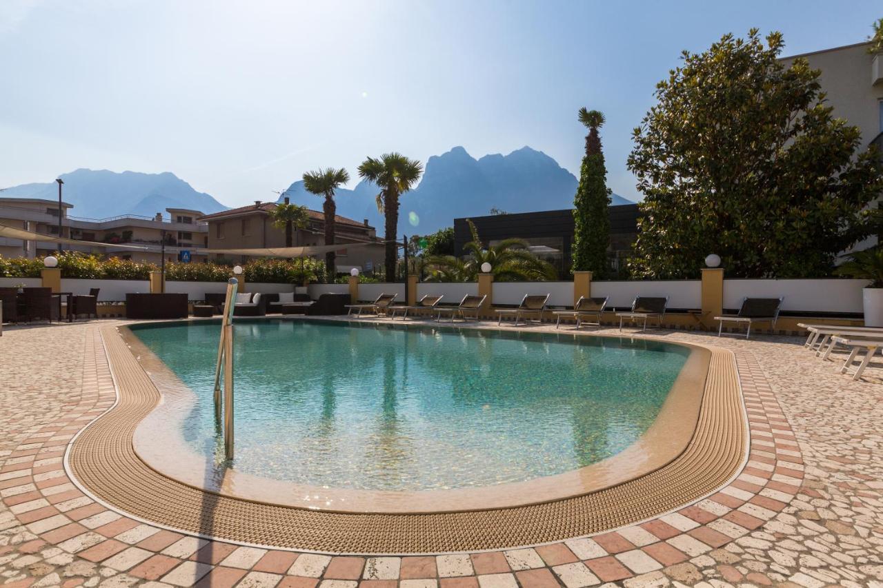 Готель New Garden Torbole Sul Garda Екстер'єр фото