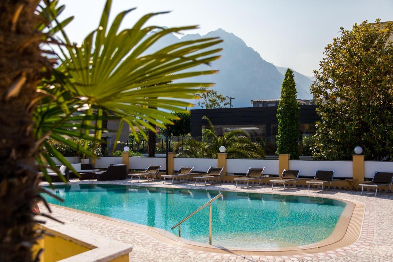 Готель New Garden Torbole Sul Garda Екстер'єр фото